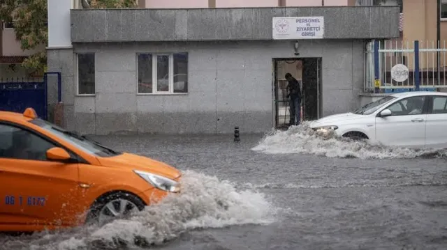 Ankara İstanbul Yolu Sağanak Yağış Sonrası Göle Döndü: Çiftlik Kavşağı'nda Araçlar Suya Gömüldü